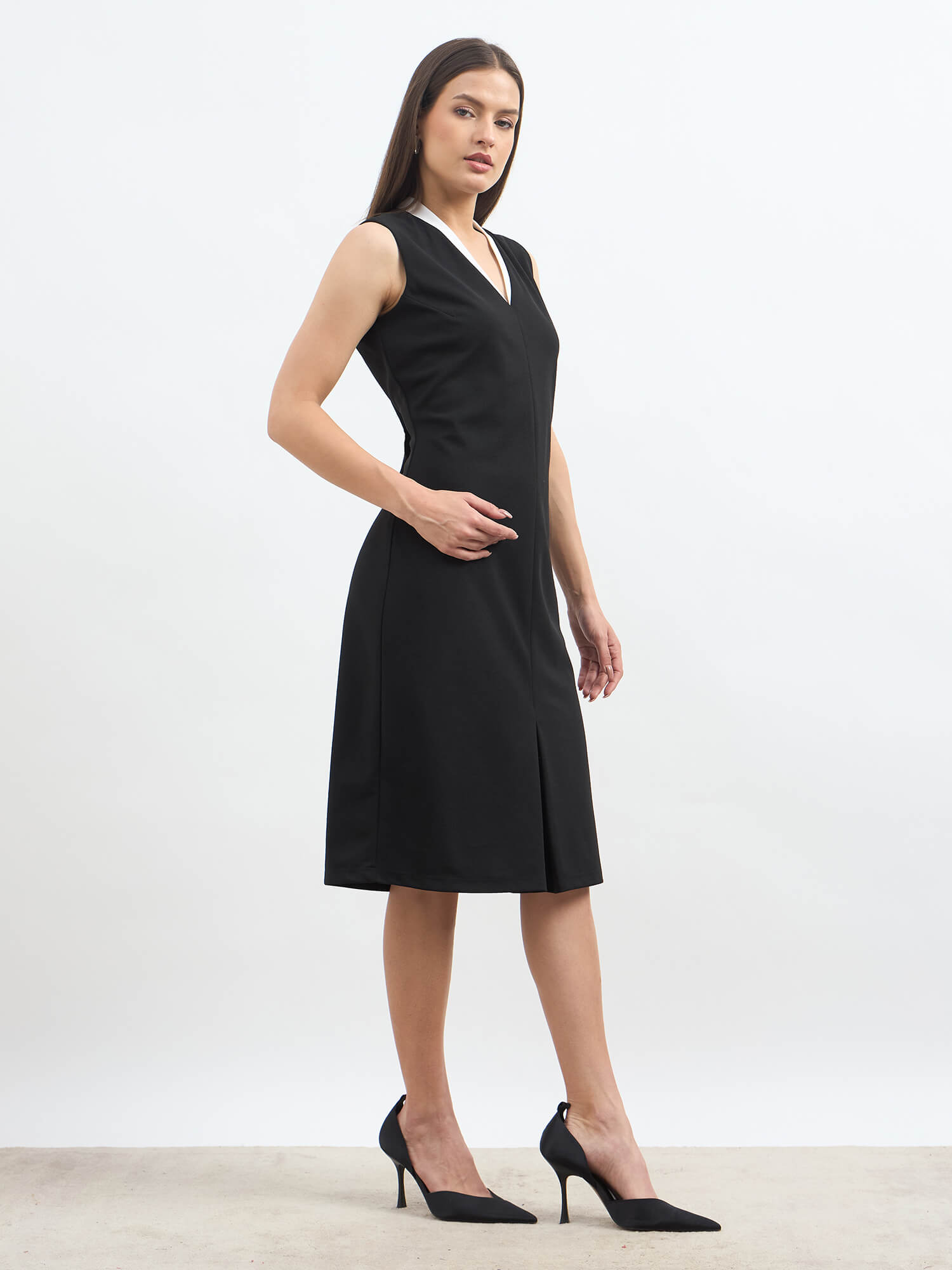 Jocelyn Contrast Neckline Sheath dress-Black&White