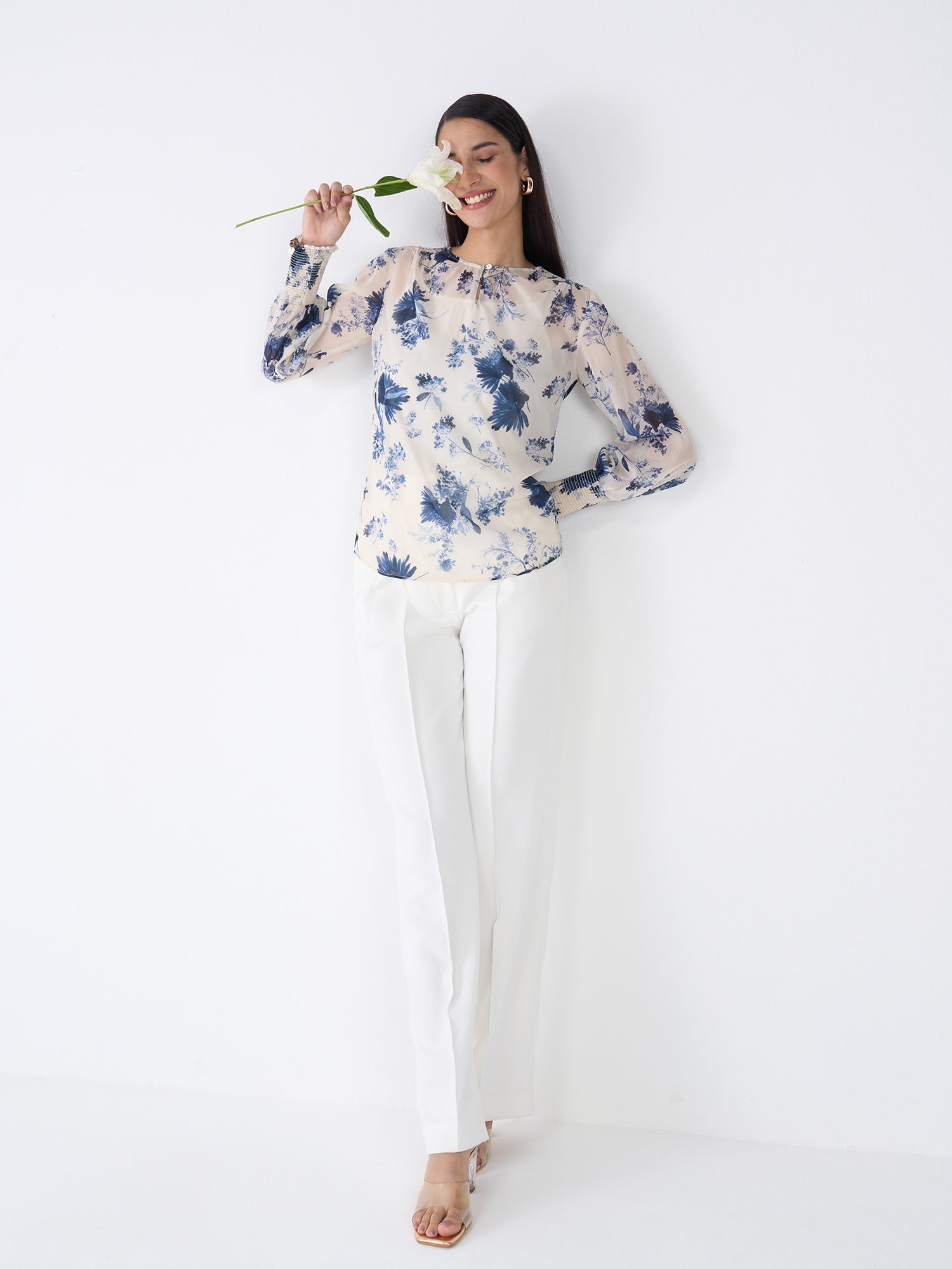 Kirsty Floral Smocked Sleeves Top-Blue & White