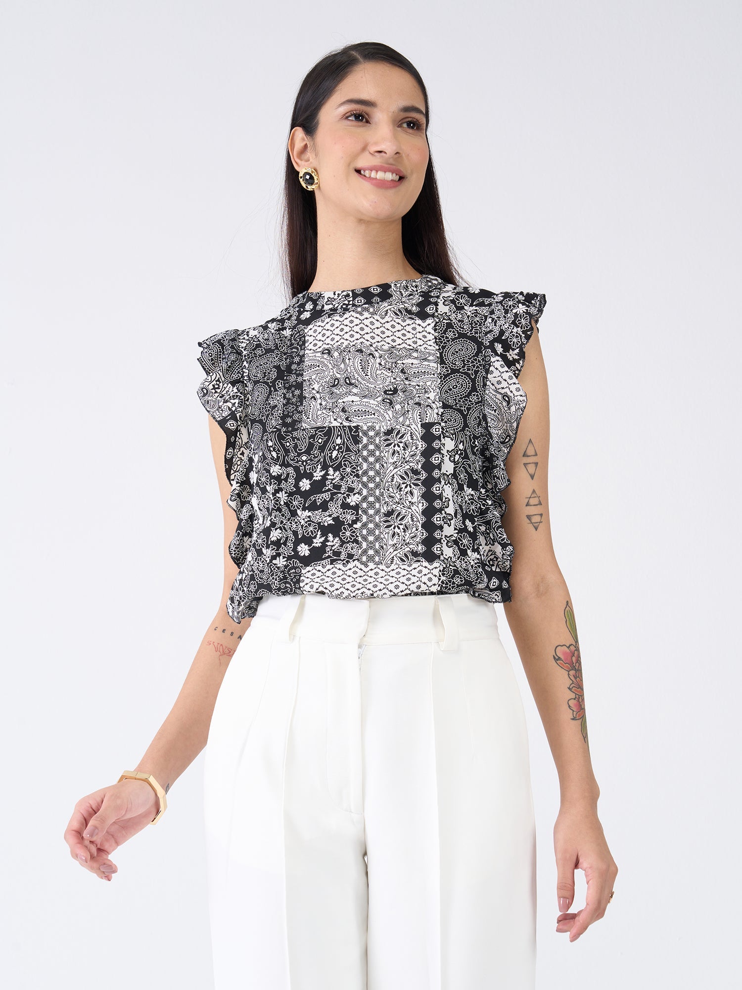 Fleck Ruffled Paisley Top-Black &amp; White