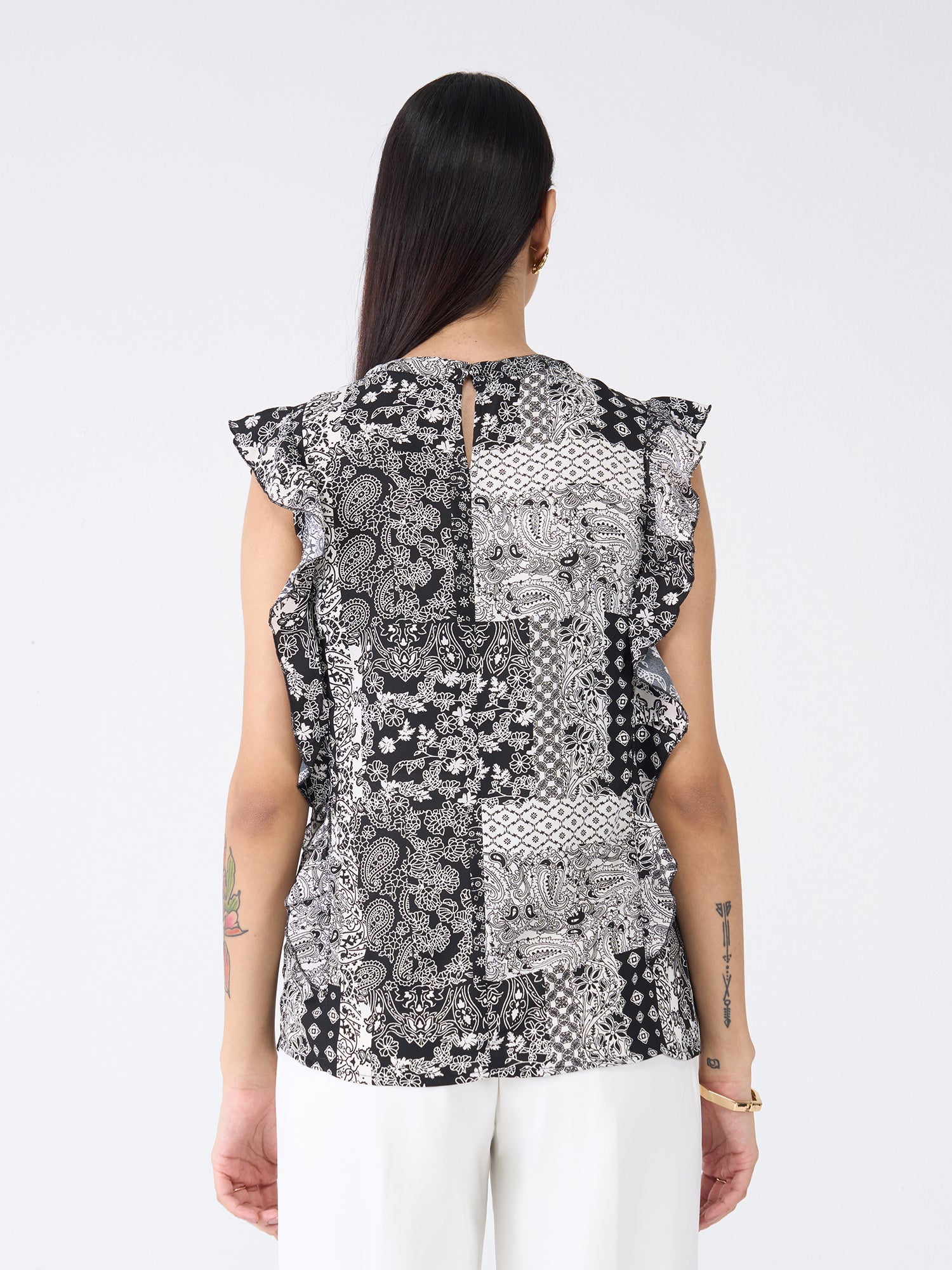 Fleck Ruffled Paisley Top-Black & White