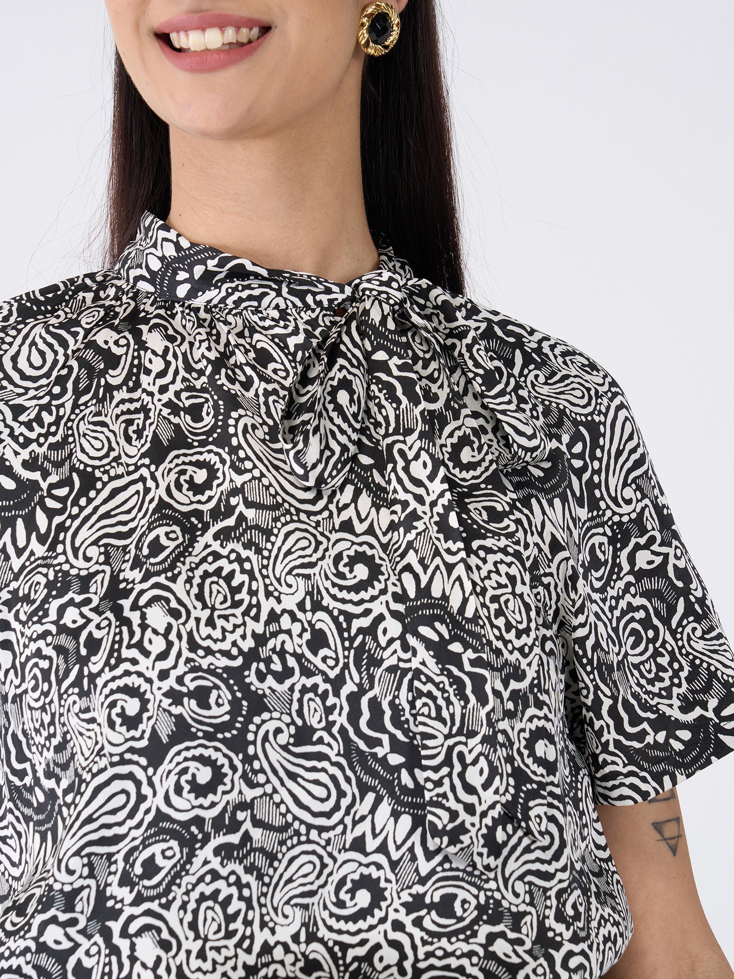 Finley Paisley Neck Tie Top - Black & White