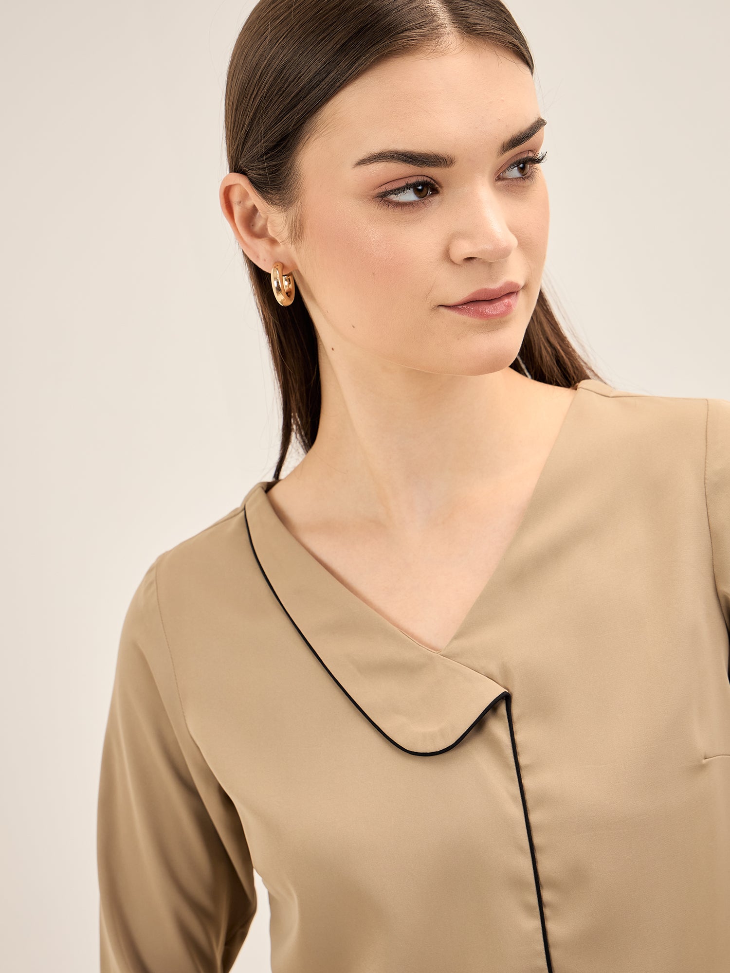 Moonbeam Contrast Piping Top - Taupe & Black