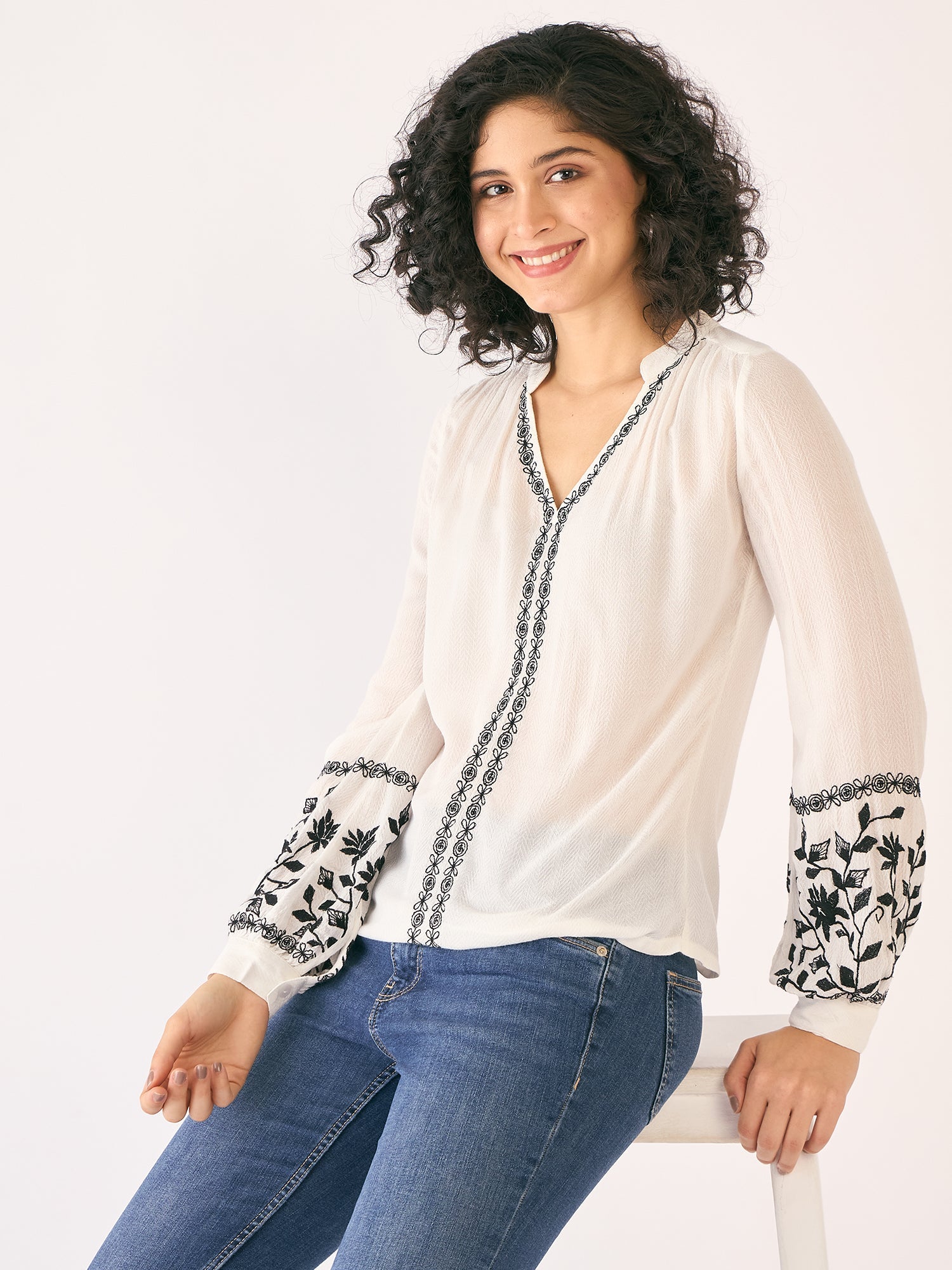 Harbor Embroidered V Neck Top-White/Black