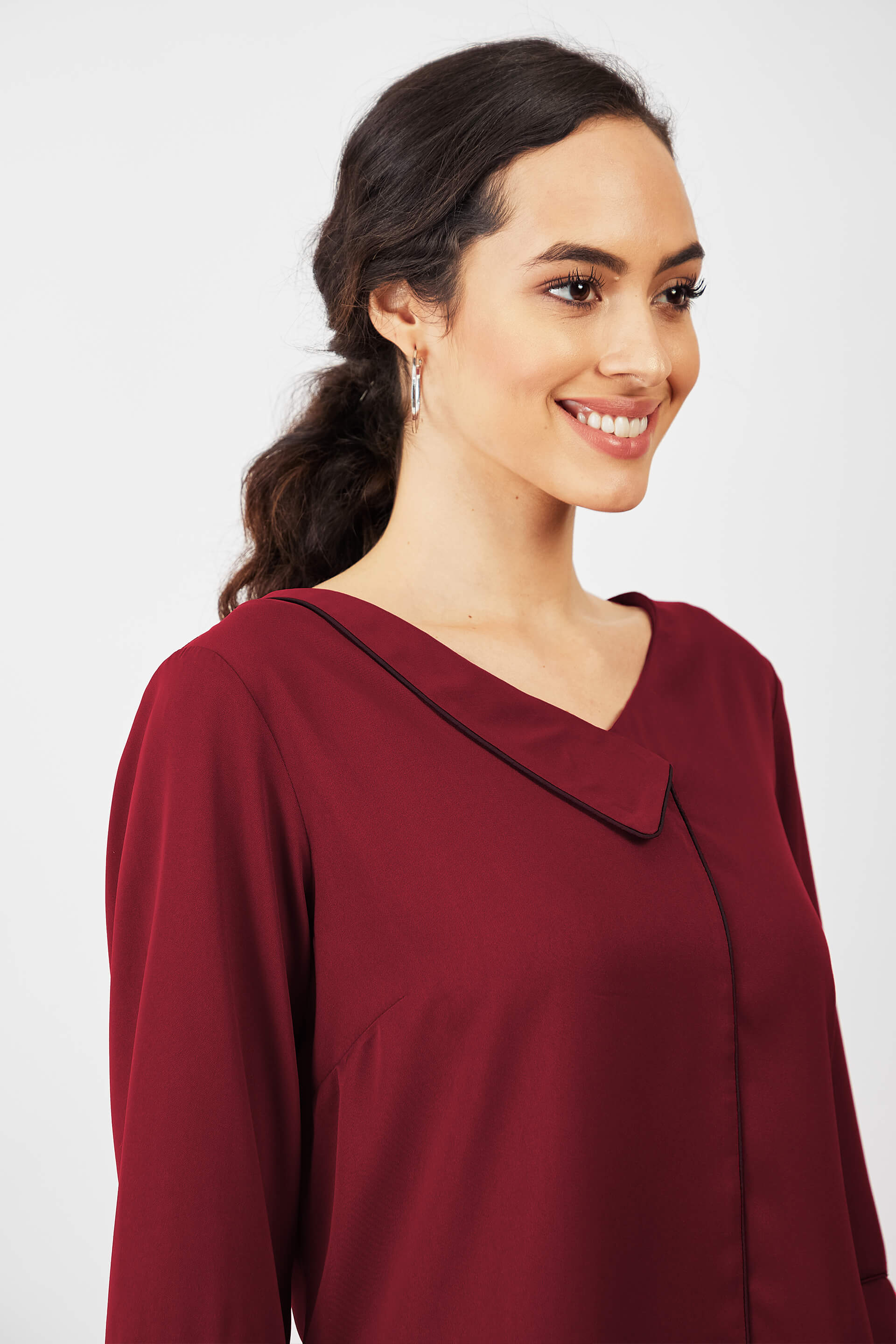 Pom Berry Contrast Piping Top - Maroon