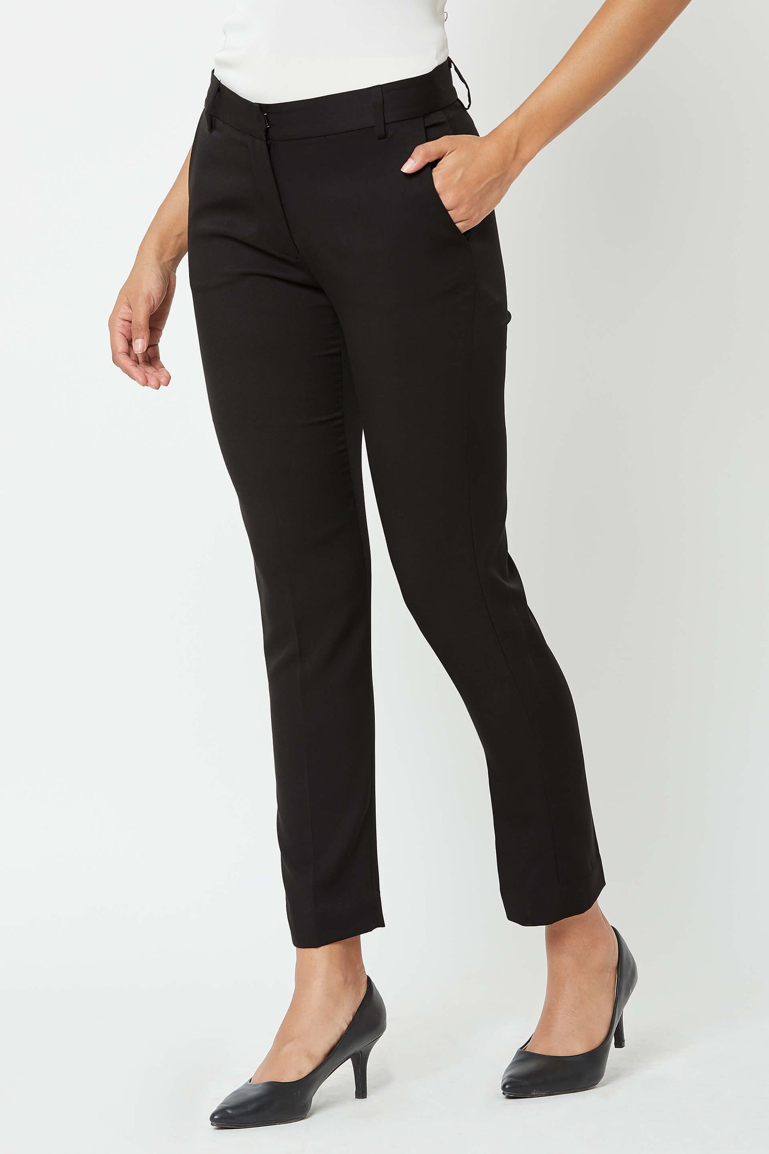 Earnest-Black Mid Rise Slim Pants - Black